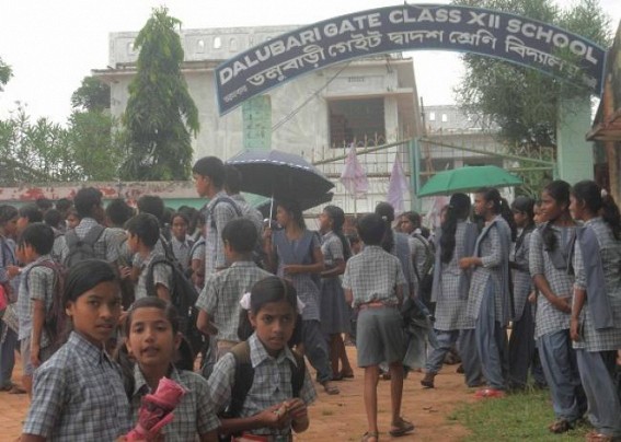 Students locked the school in deprivation and resentment: Blocked the national highway